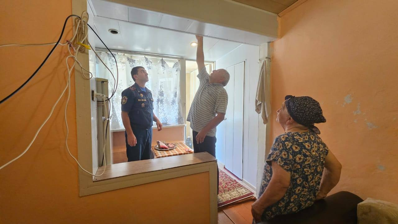 ГБУ РД «КЦСОН в МО «город Дербент» совместно с сотрудниками МКУ «Управление по делам ГО и ЧС» г. Дербент, с работниками ОНД и ПР Nº7 УНД ГУ МЧС